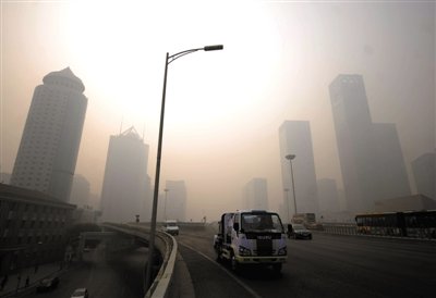 10月30日11时左右，北京CBD地区的建筑笼罩在大雾中。新华社记者 罗晓光 摄