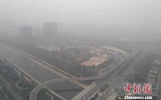 9月19日，绿城郑州“约谈蓝”后空气再陷重度污染（图片来源中国新闻网）